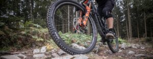 Descubre el peso exacto de una bicicleta de aluminio aro 29 y mejora tu experiencia en la montaña