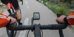 Descubre las mejores aplicaciones que utilizan los ciclistas para mejorar su rendimiento y seguridad en la carretera